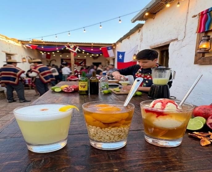 Barra con pisco sour, mote con huesillos y terremoto